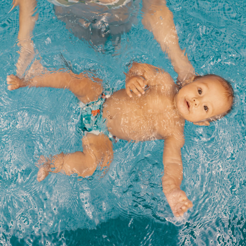 Baby schwimmt im Wasser