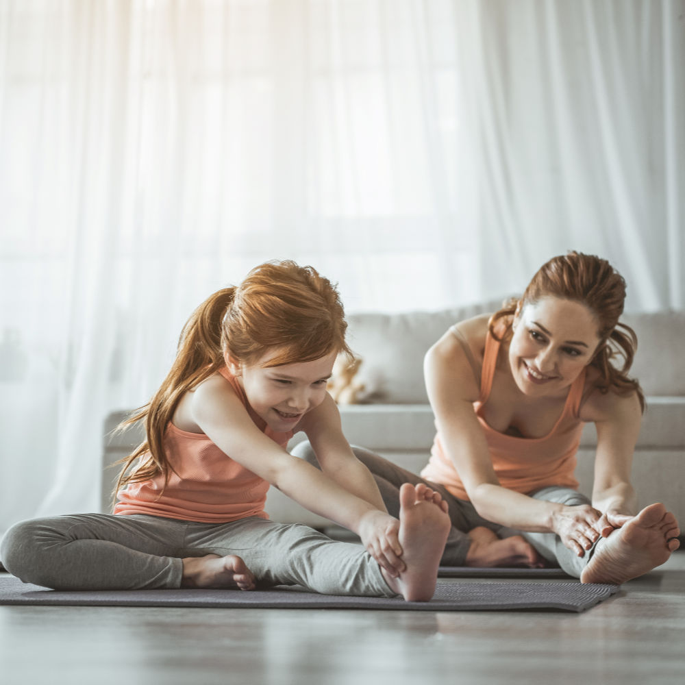 Mutter und Kind bei einer gemeinsamen Yogaübung