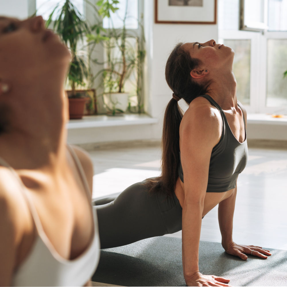 Zwei Frauen beim Yogatraining