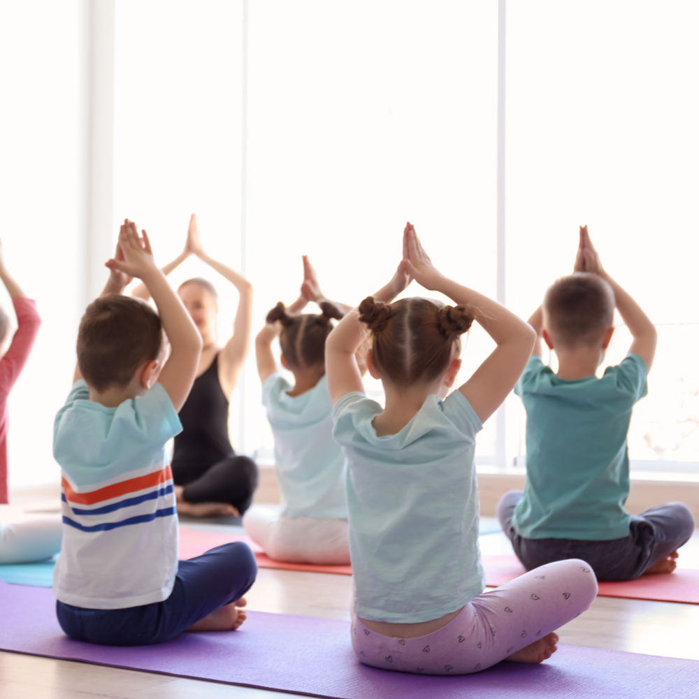 Kinder konzentrieren sich bei einer Yogaübung