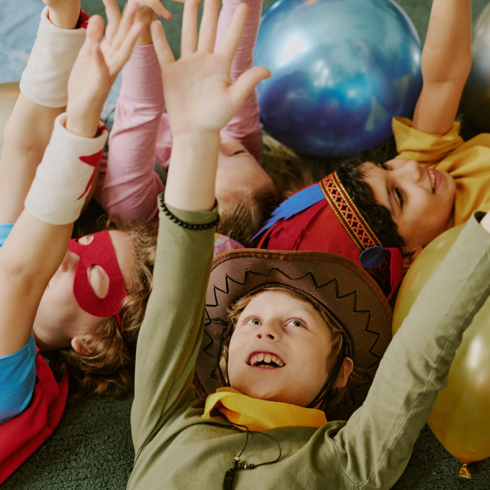 Kinder feiern mit Ballons und haben Spaß