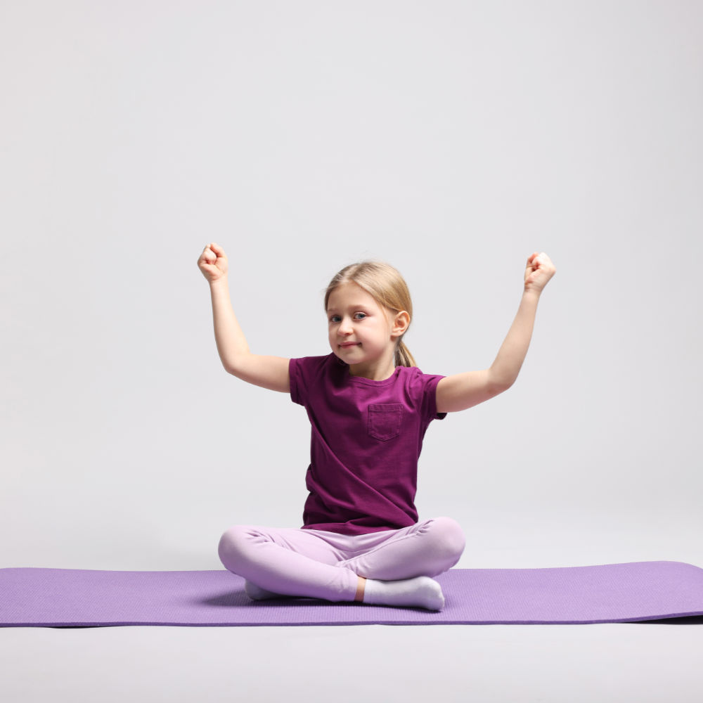 Ein Mädchen macht eine Yogaübung auf einer Yogamatte