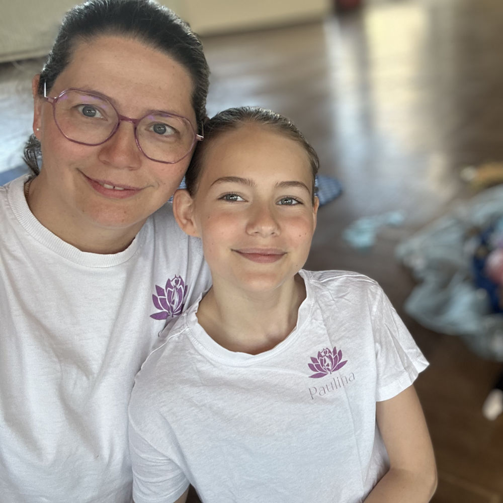 Yogalehrerin Silva zusammen mit einen Kind beim Kinderyoga