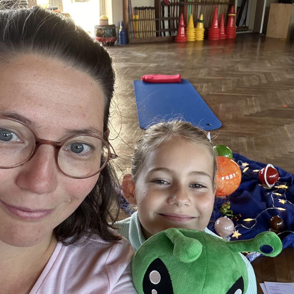 Yogalehrerin Silva bei einer Yogastunde mit Kindern