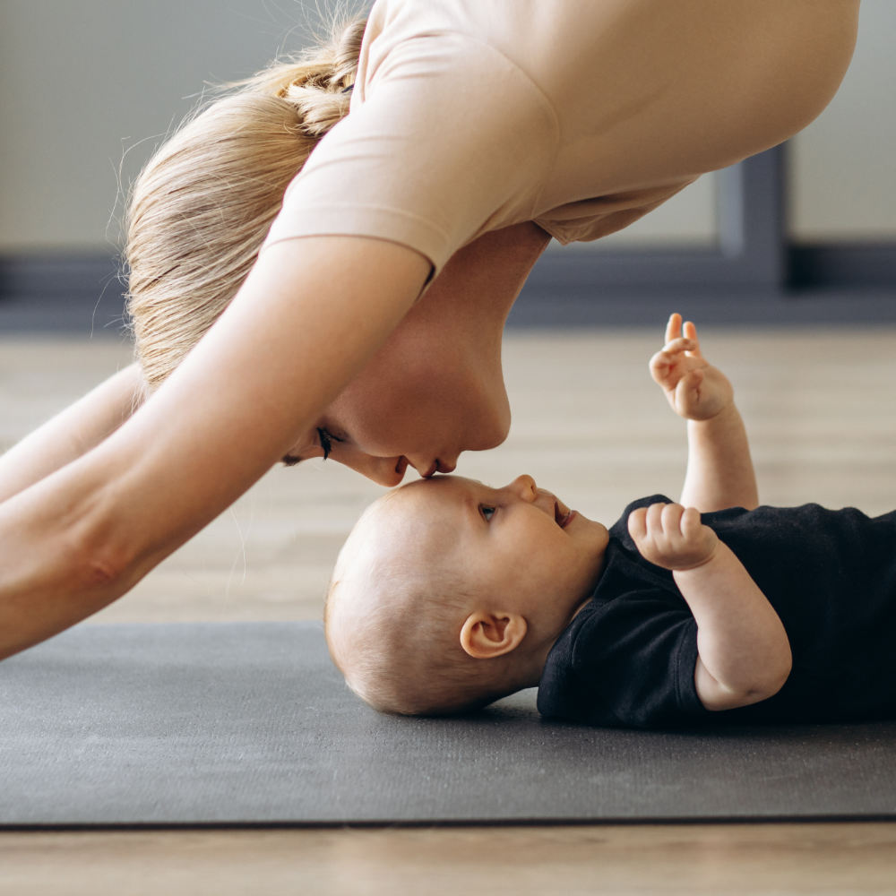 Mutter und haben Spaß beim Mama-Baby-Yoga