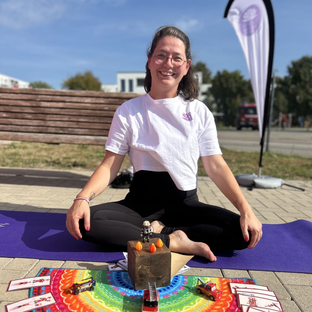 Yogalehrerin Silva auf einer Yogamatte