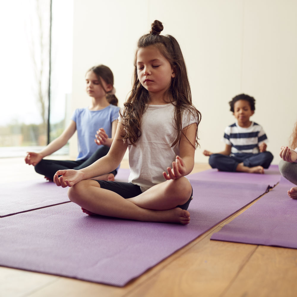 Eine Gruppe Kinder beim Yoga