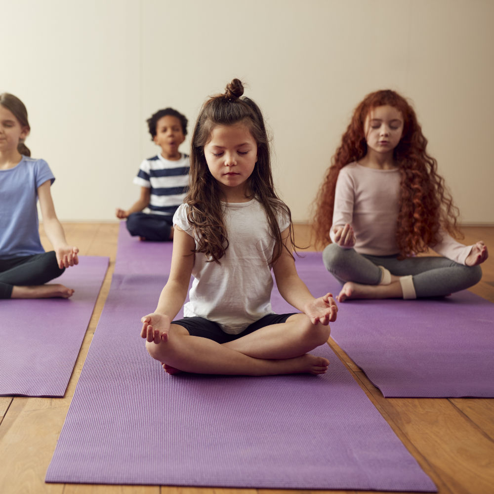 Eine Gruppe Kinder bei einer Yogaübung