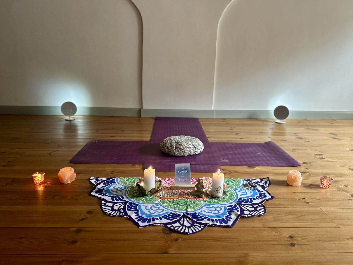 Ein Bild von Yogamatten und Dekorationen in Silvas Yogaschule